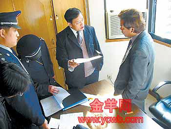 市勞動(dòng)保障監(jiān)察支隊(duì)兵分五路突襲&ldquo;黑中介&rdquo;(圖)