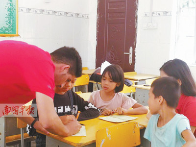 7月22日焦點圖:南寧一房地產(chǎn)中介員工偷鷯哥被刑拘